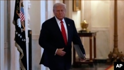 ARCHIVO - El presidente Donald Trump llega antes de firmar una orden ejecutiva que prohíbe a las atletas transgénero competir en eventos deportivos femeninos o femeninos, en la Sala Este de la Casa Blanca, el 5 de febrero de 2025, en Washington.