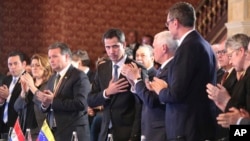 El autoproclamado presidente interino de Venezuela, Juan Guaidó, reconoce aplausos durante una reunión del Grupo de Lima sobre Venezuela en el Ministerio de Relaciones Exteriores en Bogotá, Colombia.