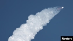 La nave espacial Starship de próxima generación de SpaceX a bordo de su cohete Super Heavy se lanza en su octava prueba en la plataforma de lanzamiento de Boca Chica de la compañía en Brownsville, Texas, EEUU, el 6 de marzo de 2025. 