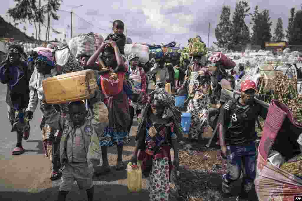Thousands of displaced people flee after soldiers retreated to Kanyarushinya, an informal camp of over 40,000 people in the northern district of Goma, eastern Republic of Congo, Nov. 15, 2022. Troops were battling M23 fighters in Kibumba, 20 kilometres (12 miles) north of Goma, security officials and local residents said. 