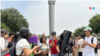 Familias enteras se dan cita en la explanada de la Universidad Autónoma de Nuevo León (UANL), en México, para observar el eclipse de sol que se visualizó en la región en un 95 %.