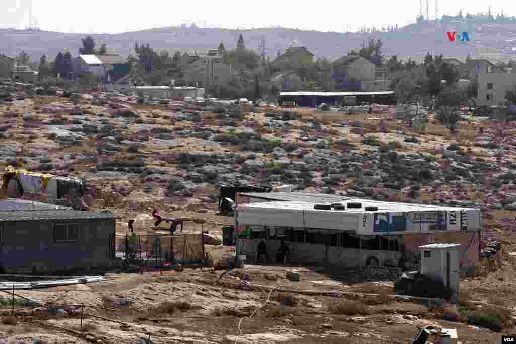 En primer plano las viviendas de los palestinos de Susya, al fondo el barrio del mismo nombre, pero habitado por colonos israelíes, el 6 de noviembre de 2023.