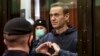 ARCHIVO - Fotografía tomada de una filmación proporcionada por el Tribunal Municipal de Moscú, el líder de la oposición rusa Alexei Navalny muestra un símbolo escuchando de pie una audiencia sobre su caso, el martes 2 de febrero de 2021. Nalvany falleció en prisión a los 47 años.