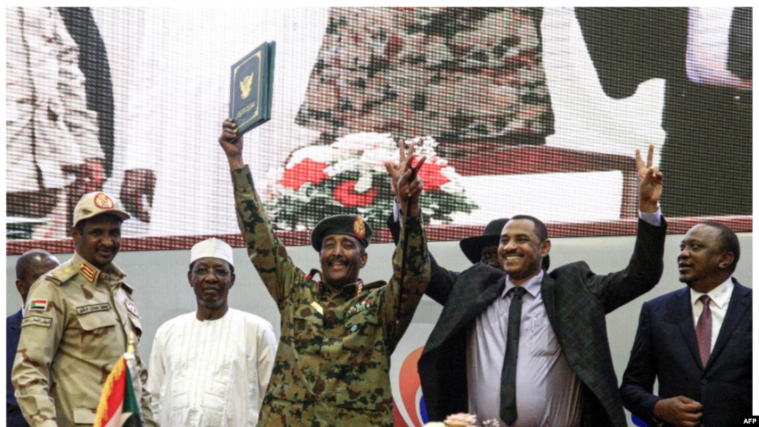 Jenerali Abdel Fattah al-Burhan (katikati) na Jenerali Mohamed Hamdan Daglo "Hemeti" (wapili kushoto) wakati wa kutia saini "tamko la kikatiba" huko Kharoum Agosti 17, 2019, Picha na Ebrahim HAMID / AFP