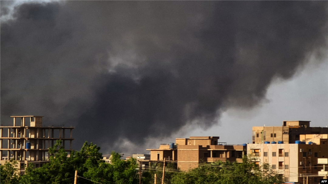 Moshi ukifuka juu ya majengo huko Khartoum, Mei 17, 2023. Picha na AFP.