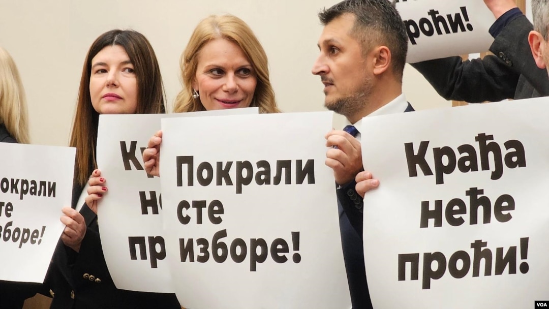 Predstavnici koalicije Srbija protiv nasilja drže transparente u sali Skupštine grada Beograd (Foto: FoNet/Marko Dragoslavić)