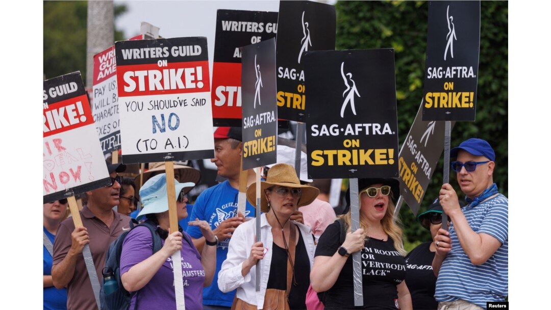 FILE - SAG-AFTRA actors and Writers Guild of America (WGA) writers walk the picket line in front of Paramount Studios in Los Angeles, California, U.S., July 17, 2023. (REUTERS/Mike Blake)