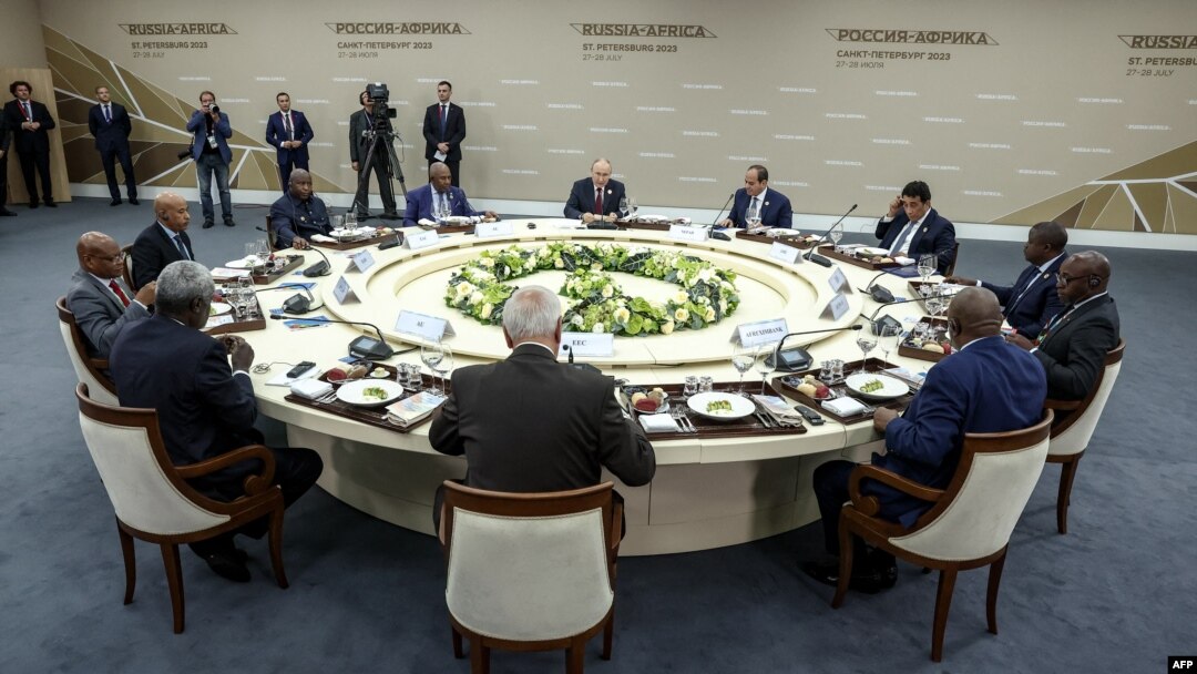 Rais wa Russia Vladimir Putin akiongoza kifungua kinywa akiwa na wakuu wa mashirika ya kanda ya Afrika huko Saint Petersburg Julai 27, 2023. Picha na Valery SHARIFULIN / AFP.