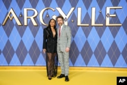อารีอานา เดโบส และ แซม ร็อคเวลล์ สองนักแสดงจาก Argylle ร่วมกันถ่ายภาพในงานตัวหนังปฐมฤกษ์ ที่กรุงลอนดอน เมื่อ 24 ม.ค. 2567 (AP)