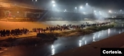Cientos de migrantes intentan cruzar la frontera entre Ciudad Juárez y El Paso para pedir asilo en Estados Unidos. Foto: Francisco Servin.