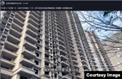河南抖音用戶“住進爛尾樓的快樂生活”12月1日重回爛尾樓盤現場，望樓感嘆:“一年了，我的樓依然是沒有動工”(截自河南抖音用戶“住進爛尾樓的快樂生活”的視頻截圖)。