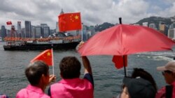 一艘漁船駛過香港維多利亞港，慶祝這個前英國殖民地主權移交中國27週年。 (2024年7月1日)