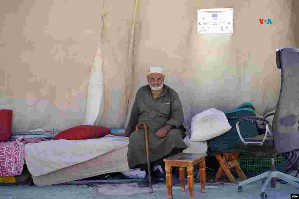 Un anciano palestino permanece junto a su choza en el poblado de Susya, el 6 de noviembre de 2023. Es de los que aún resisten los diarios embates de los colonos.