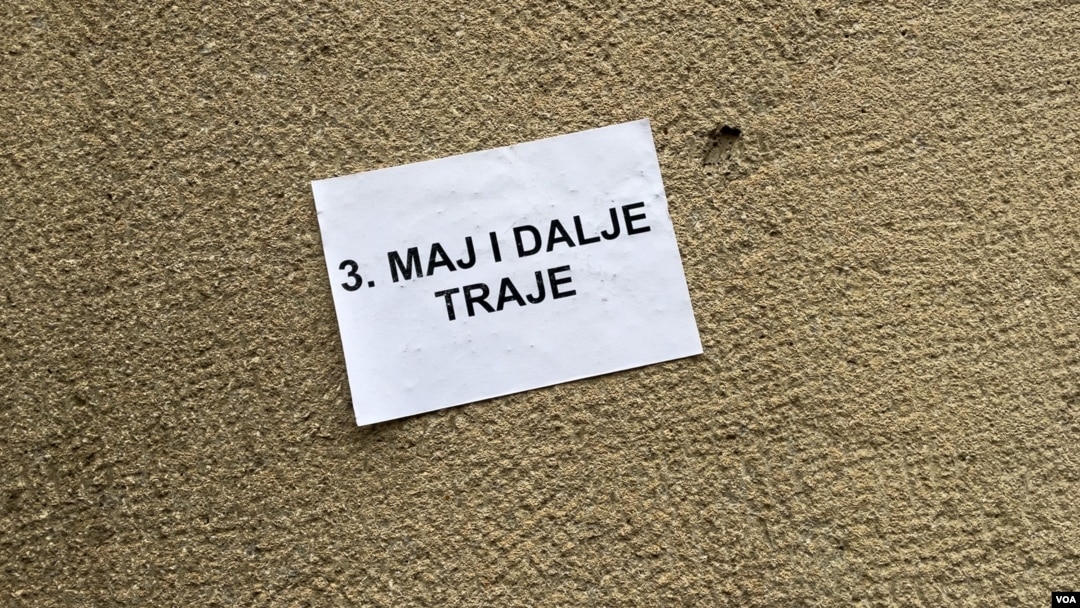 Ilustracija - Poruka "3. maj i dalje traje" koju su vlastima u Srbiji uputili roditelji dece stradale u Ribnikaru (foto: Glas Amerike / Stefan Miljuš)