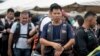 ARCHIVO - Migrantes hacen fila para abordar un bote para cruzar el Golfo de Urabá y comenzar su caminata a través del Tapón del Darién en su camino a Estados Unidos en Necoclí, Colombia, el sábado 7 de octubre de 2023. (Foto AP/Ivan Valencia)
