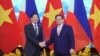 Tổng thống Philippines Ferdinand Marcos Jr. bắt tay Thủ tướng Việt Nam Phạm Minh Chính ở Hà Nội hôm 30/1. Lực lượng tuần duyên hai nước ký kết hợp tác trong chuyến thăm này của ông Marcos.