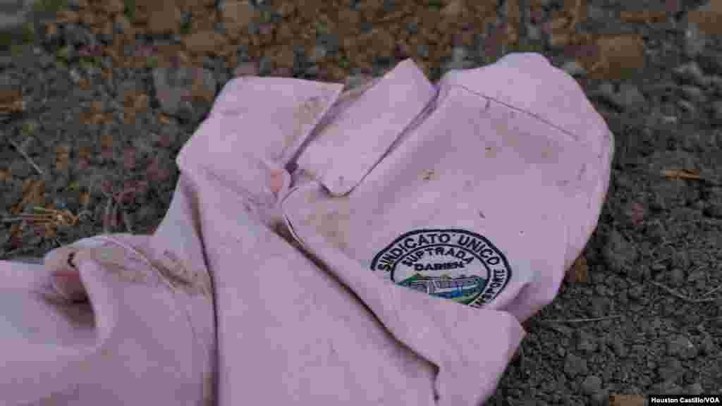 La camisa del conductor del autobús que transportaba migrantes. Foto Houston Castillo, VOA