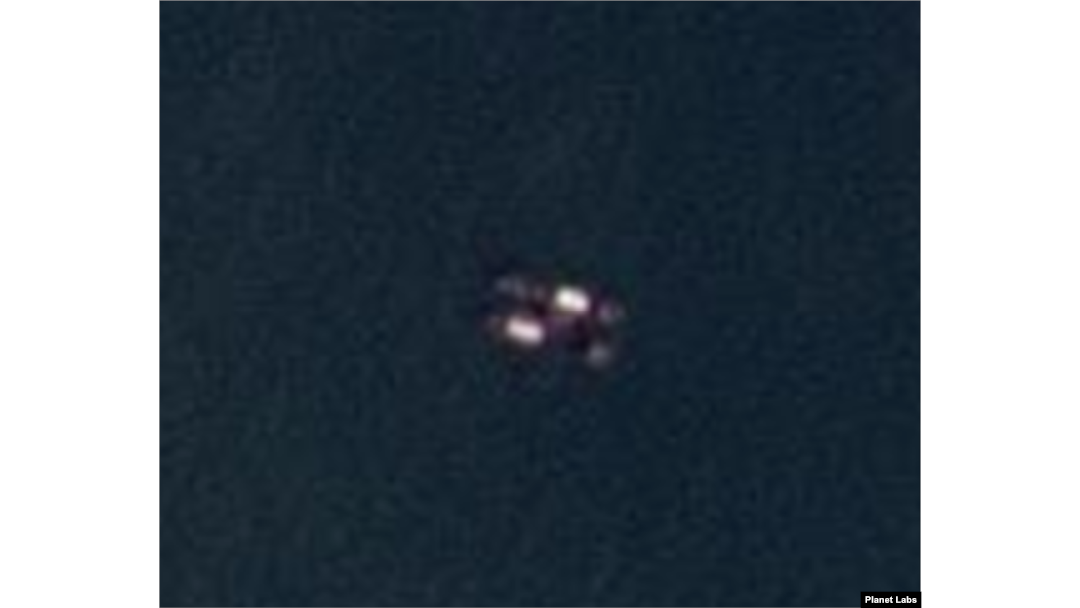 북한 서해 초도 남쪽 해상에서 100m 길이 선박 2척이 맞댄 장면이 보인다. 사진=Planet Labs