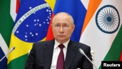 El presidente ruso, Vladimir Putin, participa por video en la cumbre del BRICS en Johanesburgo, Sudáfrica, el 23 de agosto de 2023. Foto de Sputnik divulgada por Reuters.
