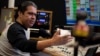 El presentador Tony "El Tigre" Arias habla durante una transmisión en el de La Campesina, una cadena de radio en español, en Phoenix, el 21 de marzo de 2024. 