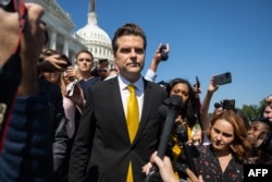 El representante republicano por Florida Matt Gaetz, habla con miembros de los medios de comunicación frente al Capitolio de los Estados Unidos en Washington, el 2 de octubre de 2023.