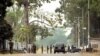 Foto de arquivo: Membros da Guarda Republicana Congolesa montam guarda na entrada do campo militar de Tshatshi, em Kinshasa, em 22 de julho de 2014, após um ataque de um grupo armado desconhecido.