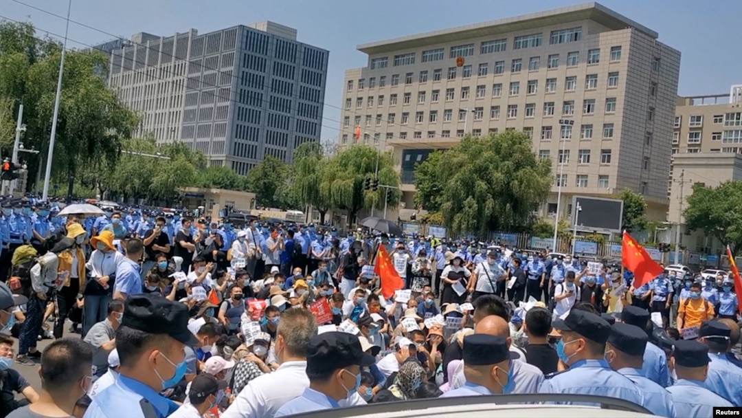 中國警察在河南鄭州包圍了抗議銀行爆雷的民眾。（2022年5月23日）