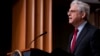 El secretario de Justicia de EEUU, Merrick Garland, anuncia una operación policial internacional dirigida a los traficantes de fentanilo y opioides en la red oscura durante una conferencia de prensa en el Departamento de Justicia, el 2 de mayo de 2023, en Washington.