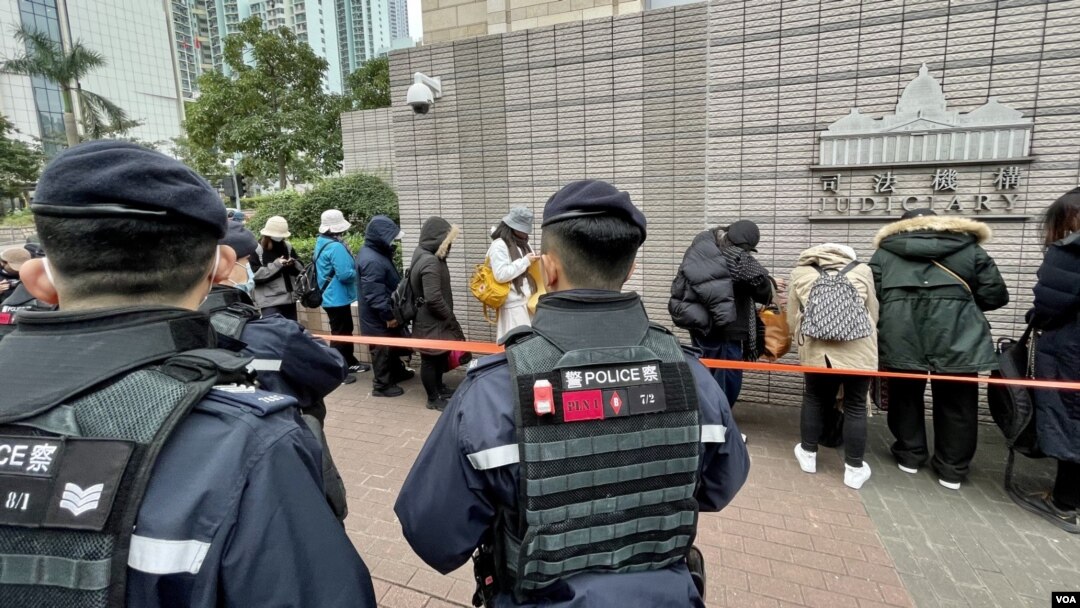 黎智英國安案開審,大批反恐特勤隊警員在西九龍裁判法院外駐守。(美國之音/湯惠芸)