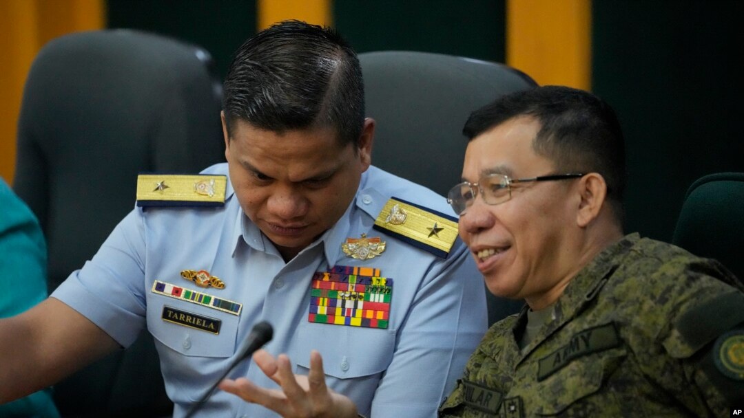 菲律賓海岸警衛隊發言人傑伊·塔里拉準將 （左）和菲律賓武裝部隊發言人梅德爾·阿吉拉爾上校在記者會上。 （資料照 2023年10月23日）