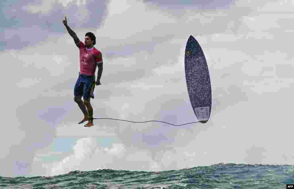 Brazil's Gabriel Medina reacts after getting a large wave in the 5th heat of the men's surfing round 3, during the Paris 2024 Olympic Games, in Teahupo'o, on the French Polynesian Island of Tahiti, July 29, 2024.