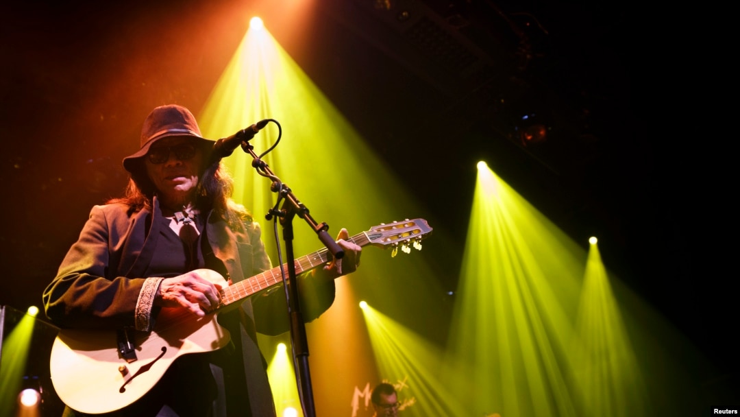 ARCHIVO - El cantante de folk estadounidense Sixto Rodríguez se presenta durante la primera noche del 47º Festival de Jazz de Montreux, Suiza, el 4 de julio de 2013.