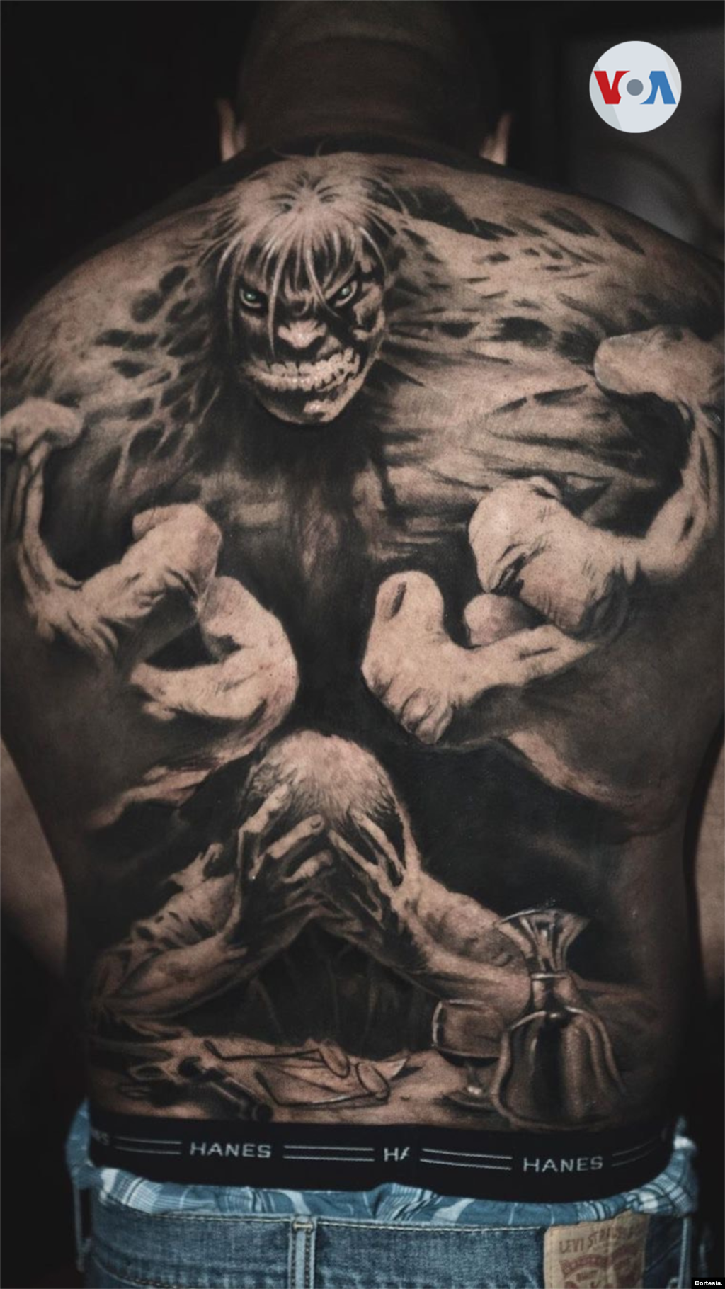 Enríquez suele improvisar detalles en sus tatuajes para que siempre tengan su estilo.