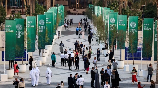 Enfrentamiento sobre combustibles fósiles impide el cierre de la COP28
