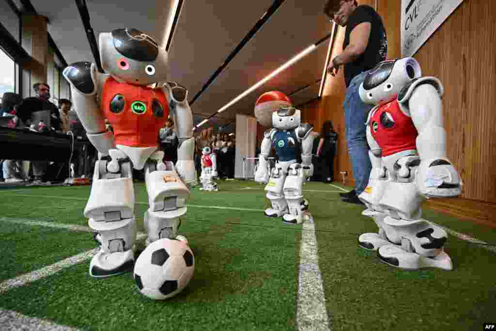 "Sun'iy intellekt ezgulik uchun" nomli global sammitda futbol o'ynayotgan robotlar, Jeneva. 
