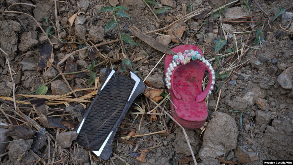 Objetos de los pasajeros en la zona donde ocurrió el accidente. Foto Houston Castillo, VOA