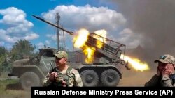 ARCHIVO: Soldados rusos disparan un lanzador de cohetes BM-21 Grad desde una posición no revelada en esta foto divulgada por el Ministerio de Defensa de Rusia el 1 de julio de 2024.