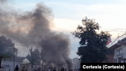 Queima de pneus em manifestação contra morte de um garimpeiro supostamente pela polícia no Cuango, Lunda Norte, Angola, 14 março 2024