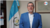 Bernardo Arévalo recibe a un equipo de la Voz de América en su despacho en Ciudad de Guatemala. Foto: VOA, Houston Castillo.