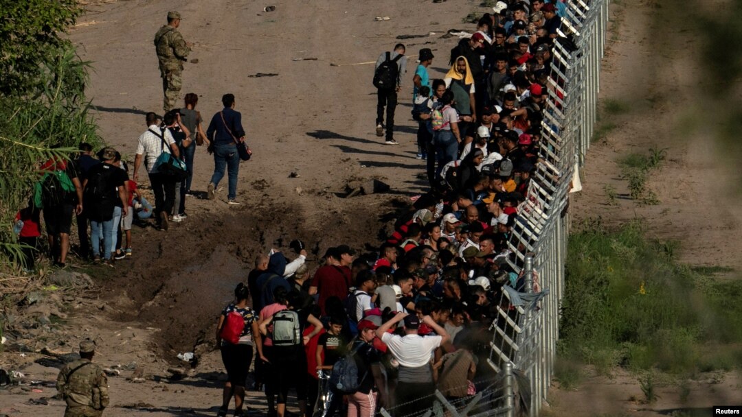 Migrantes que buscan asilo, en su mayoría de Venezuela y Cuba, son detenidos por agentes de Aduanas y Protección Fronteriza de Estados Unidos después de cruzar el río Bravo hacia EEUU desde México en Eagle Pass, Texas, el 13 de julio de 2022.