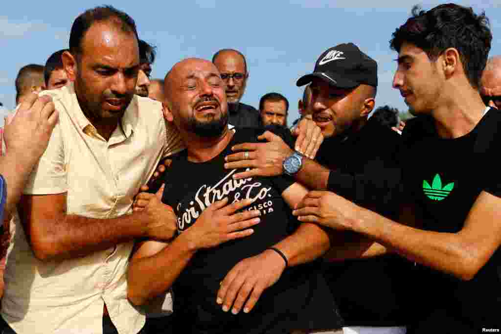 Những người đưa tang trong lễ tang của những người Palestine thiệt mạng trong các cuộc tấn công của Israel, ở Khan Younis, phía nam Dải Gaza, ngày 10 tháng 10 năm 2023. 
