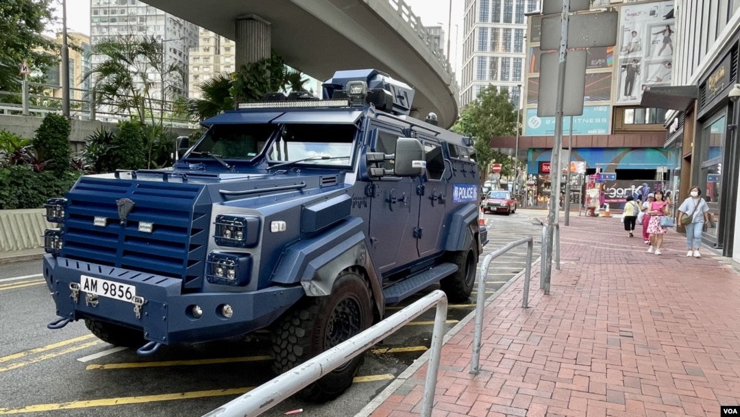 7月1日香港主權移交27周年紀念日，銅鑼灣市面相當冷清，連續第5年沒有團體發起7-1大遊行，警方仍然部署大批警力佈防，甚至派出裝甲車巡邏。(美國之音照片)