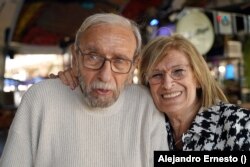 Ofelia y su esposo Héctor, quien se salvó de ser prisionero de Hamás por encontrarse recuperándose de una cirugía fuera del kibutz donde ambos viven.