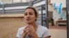  La joven israelí Mayaan Levi narra a la VOA el 11 de octubre de 2023 cómo tuvo que esconderse junto a su familia y vecinos de los militantes de Hamás que irrumpieron sopresivamente en su ciudad Ofakim el pasado sábado 7 de octubre. [Fotografía: Alejandro Ernesto] 