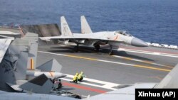 中國軍隊在台灣週邊海域舉行軍演，一架殲-15戰機準備從山東號航空母艦起飛。 （2023年4月9日）
