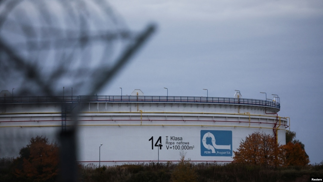 Una vista de las instalaciones de almacenamiento de petróleo de PERN, parte de la infraestructura del oleoducto Druzhba, en Miszewko Strzalkowskie cerca de Plock, Polonia.