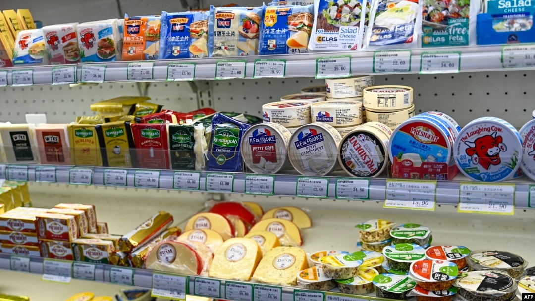 北京一家超市的貨架上擺放著歐洲進口的乳製品。（2024年8月21日）
