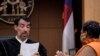 La secretaria del condado de Clerk Ché Alexander , a la derecha, habla con el juez del Tribunal Superior del condado de Fulton, Robert McBurney, en Atlanta, EEUU, el 14 de agosto de 2023.