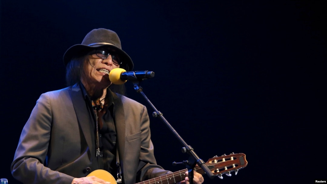 El cantante de folk estadounidense Sixto Rodríguez se presenta en el escenario en Ciudad del Cabo, Sudáfrica, el 9 de febrero de 2013.