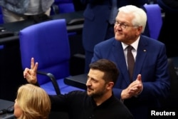 El presidente ucraniano, Volodymyr Zelenskyy, en el centro, hace un gesto después de su discurso ante la cámara baja del parlamento Bundestag en Berlín, Alemania, el 11 de junio de 2024.